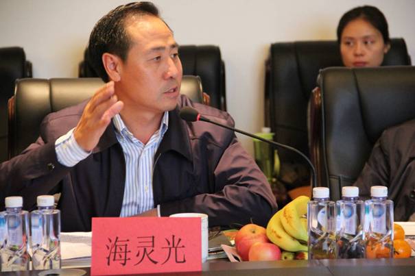 海南省內(nèi)蒙古商會(huì)會(huì)長、內(nèi)蒙古農(nóng)牧業(yè)產(chǎn)業(yè)化龍頭企業(yè)協(xié)會(huì)海南辦事處主任海靈光介紹對接情況.JPG