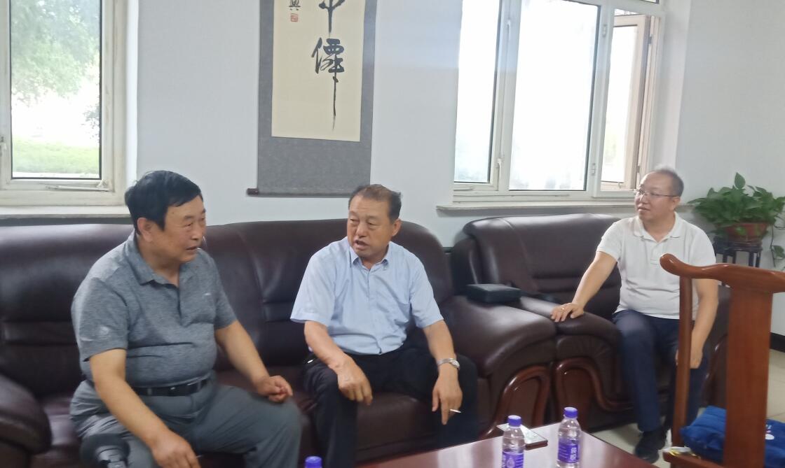 林永亮執(zhí)行會長一行到內(nèi)蒙古草原萬旗畜牧飼料有限公司和內(nèi)蒙古東方萬旗肉牛產(chǎn)業(yè)有限公司調(diào)研