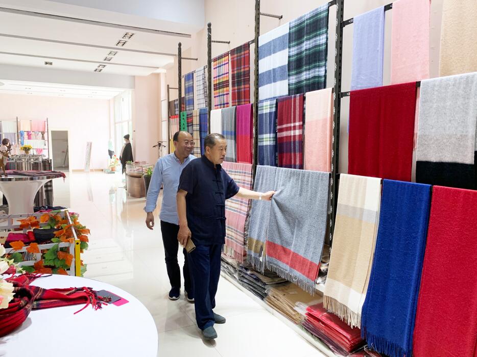 林永亮執(zhí)行會(huì)長一行到內(nèi)蒙古德升絨毛制品有限責(zé)任公司調(diào)研