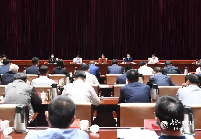 王莉霞主席主持召開(kāi)自治區(qū)民營(yíng)企業(yè)座談會(huì)，周勇會(huì)長(zhǎng)作專(zhuān)題匯報(bào)