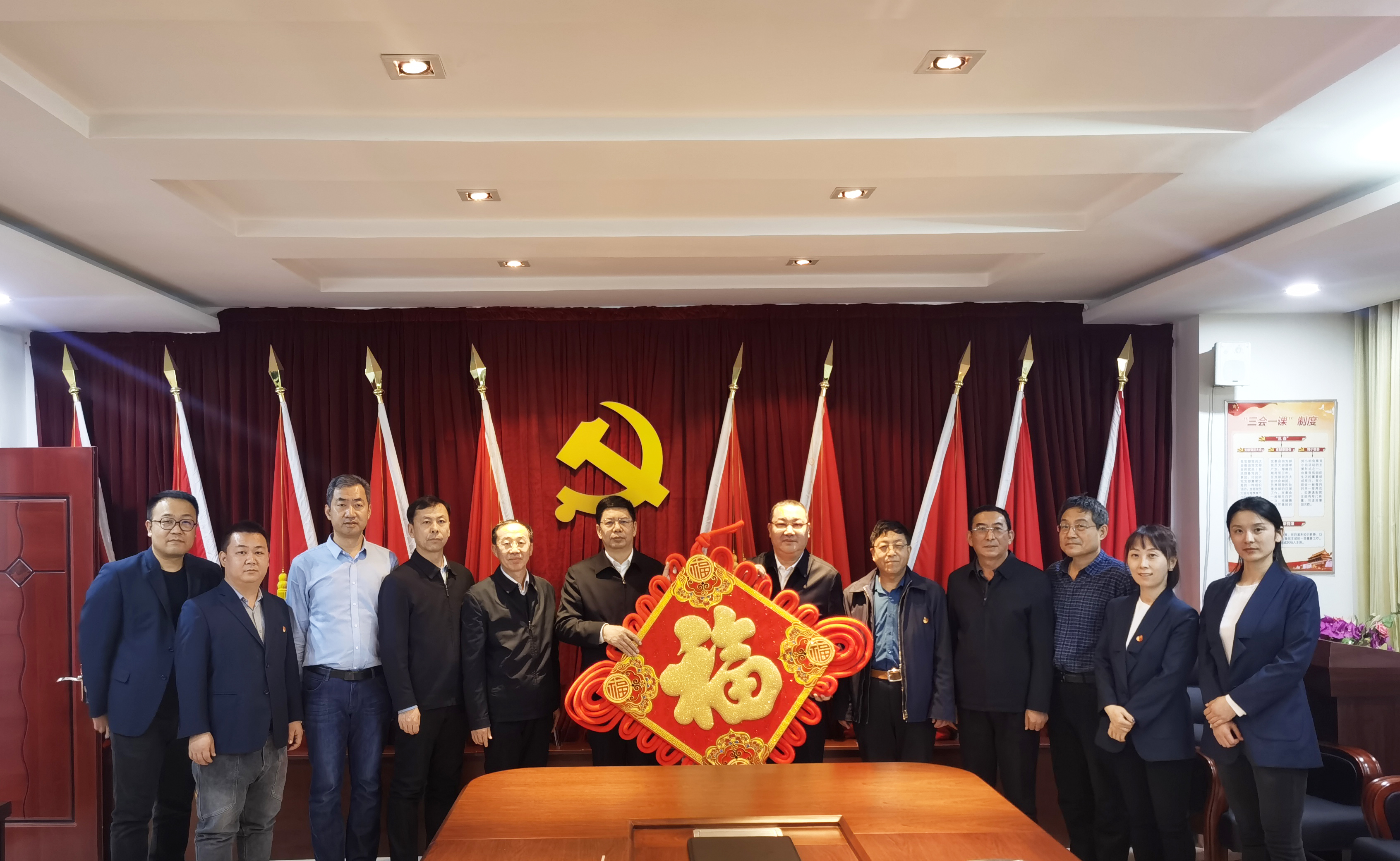 自治區(qū)政協(xié)副主席、工商聯(lián)主席安潤(rùn)生等領(lǐng)導(dǎo)蒞臨協(xié)會(huì)慰問(wèn)指導(dǎo)